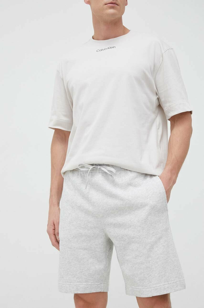 

Къс панталон за трениране Calvin Klein Performance Essentials в сиво, Сив