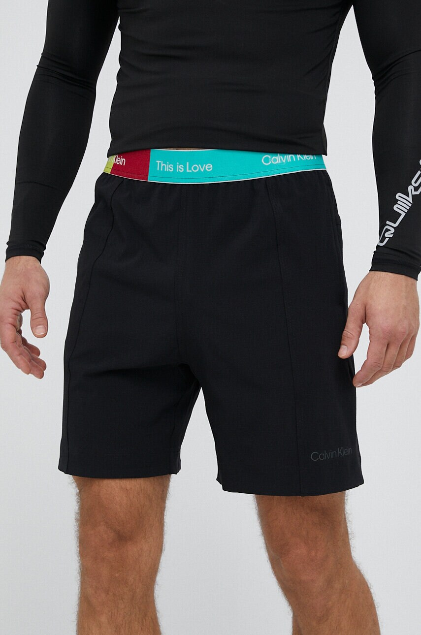 

Къс панталон за трениране Calvin Klein Performance Pride в черно, Черен