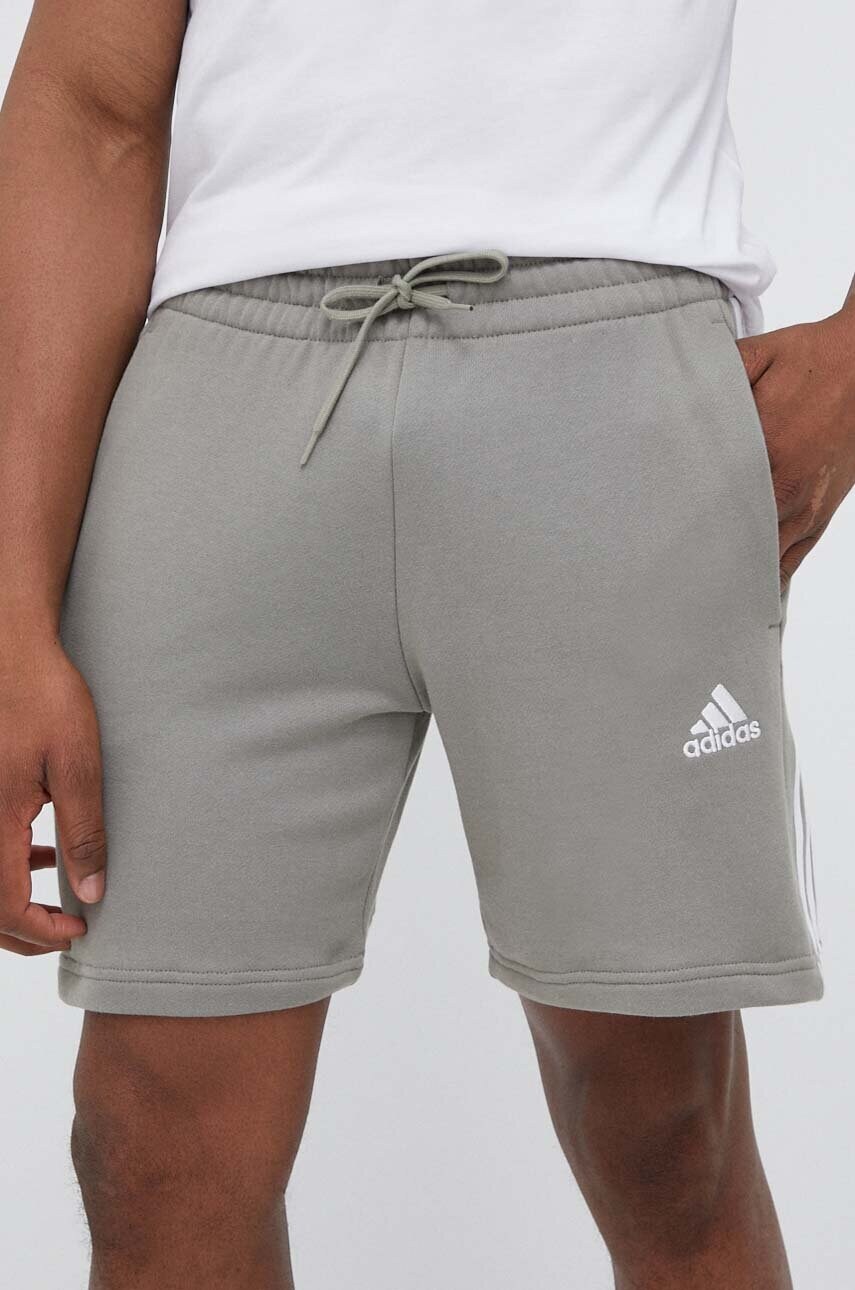 

Памучен къс панталон adidas в зелено, Зелен