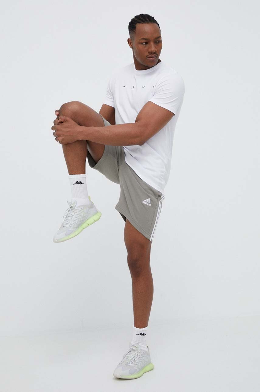 

Бавовняні шорти adidas колір зелений