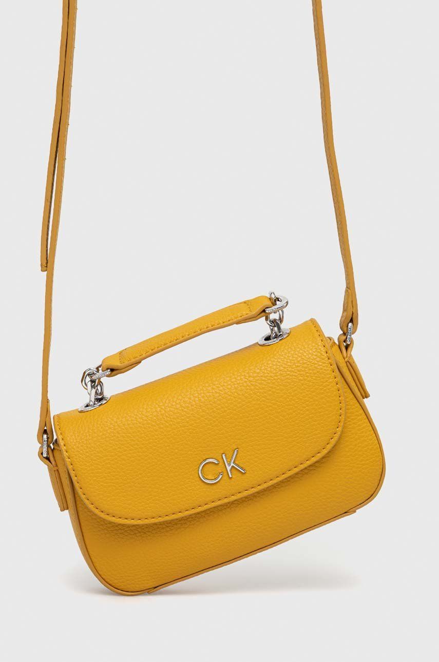 Levně Kabelka Calvin Klein zlatá barva