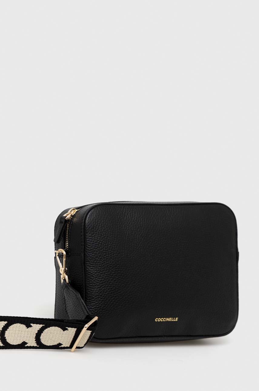 Δερμάτινη τσάντα Coccinelle χρώμα: μαύρο φωτογραφία