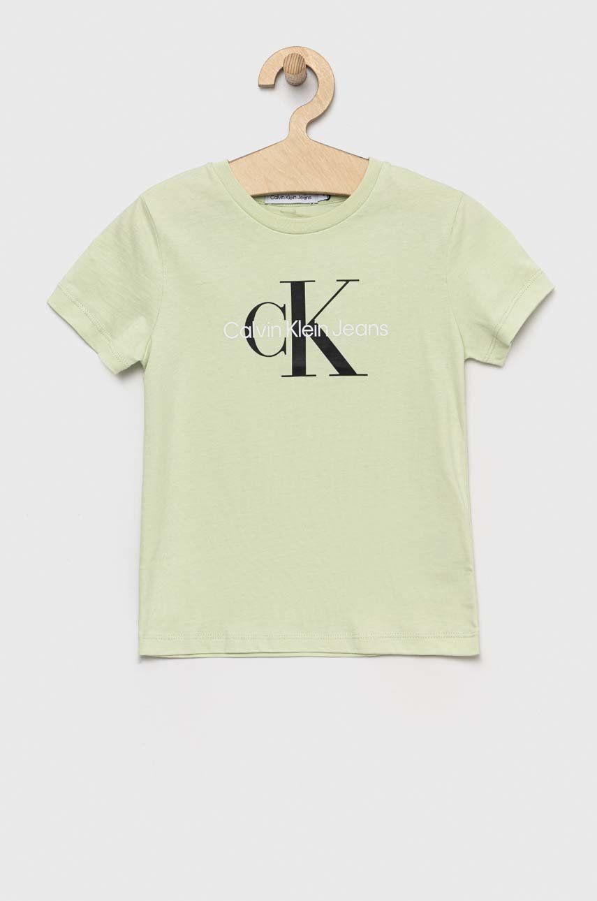 Levně Dětské bavlněné tričko Calvin Klein Jeans zelená barva, s potiskem