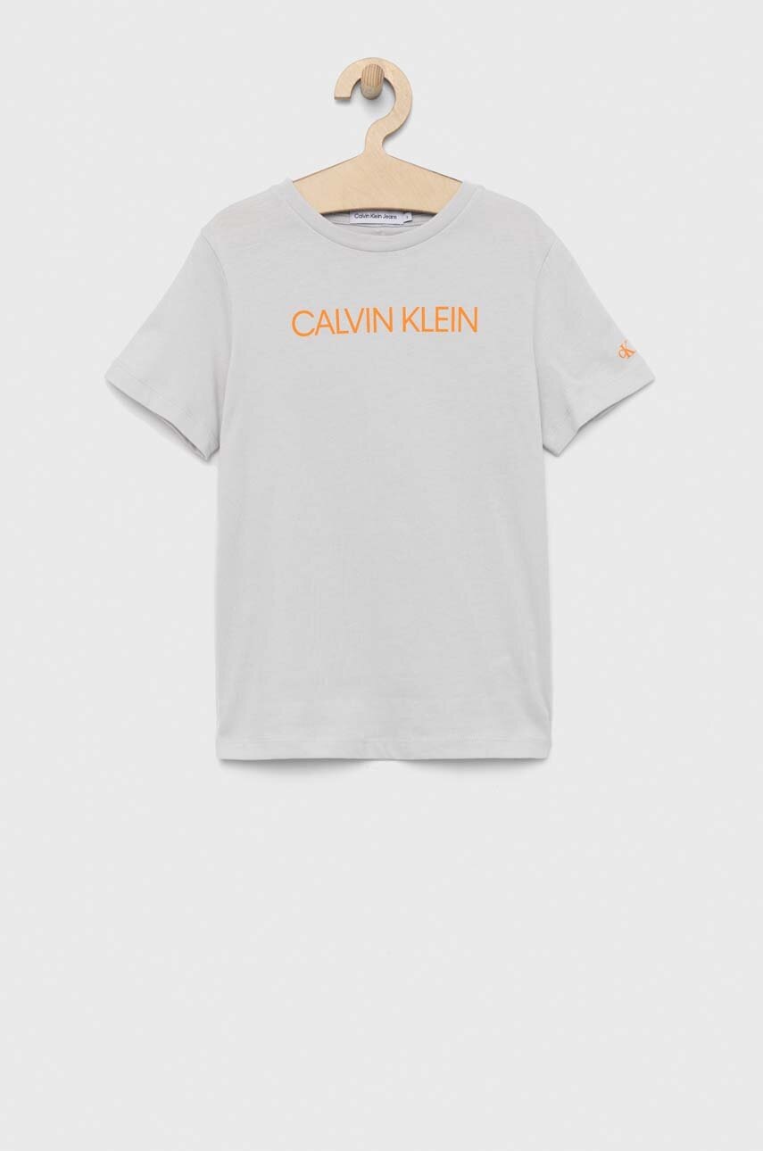 

Детска памучна тениска Calvin Klein Jeans в сиво с принт, Сив