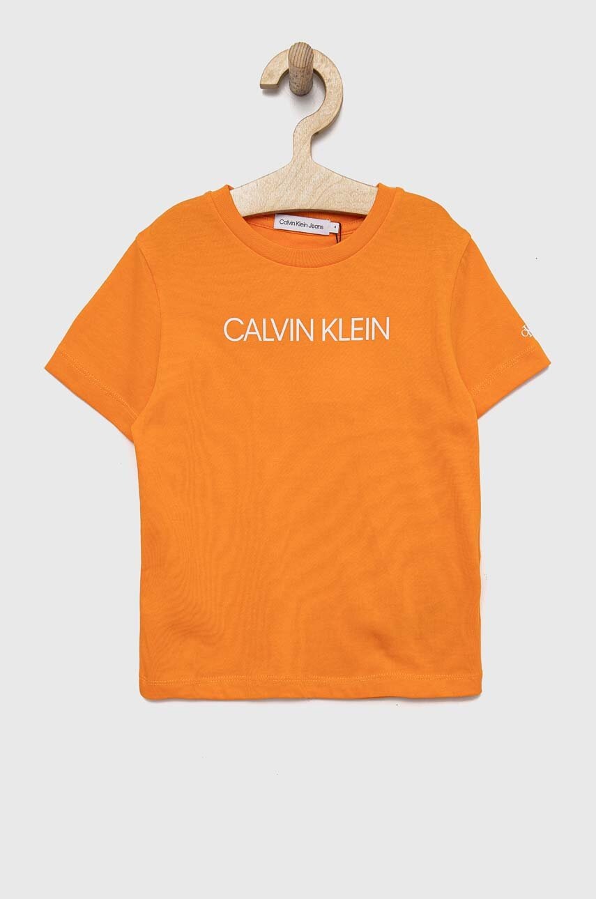 

Детска памучна тениска Calvin Klein Jeans в оранжево с принт, Оранжев
