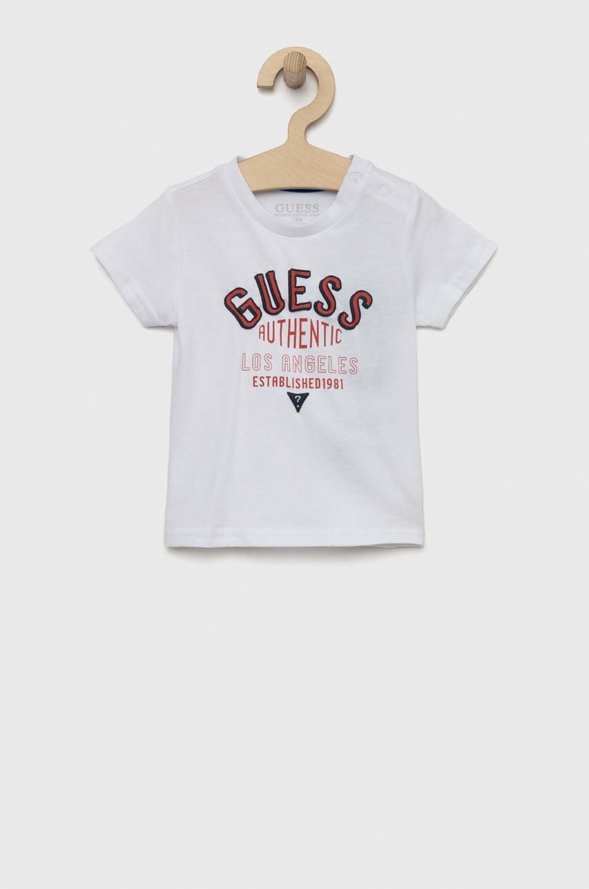 

Бавовняна футболка для немовлят Guess колір білий з принтом
