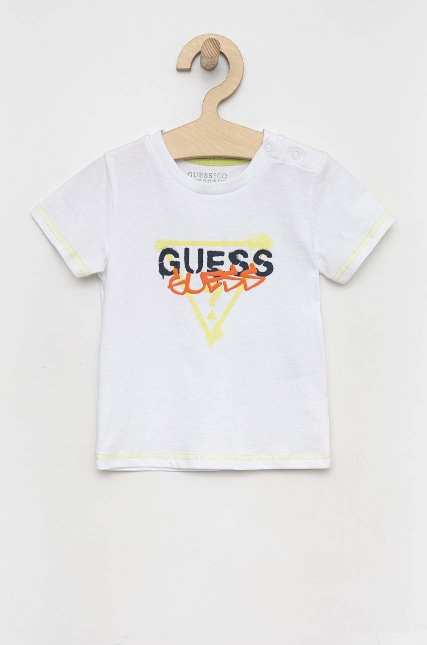

Бавовняна футболка для немовлят Guess колір білий з принтом