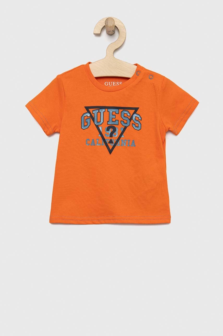 

Бавовняна футболка для немовлят Guess колір помаранчевий з принтом