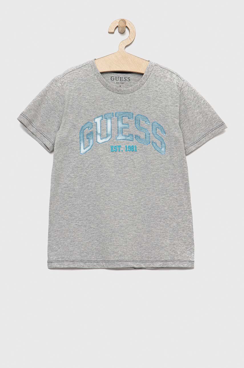 Levně Dětské tričko Guess šedá barva
