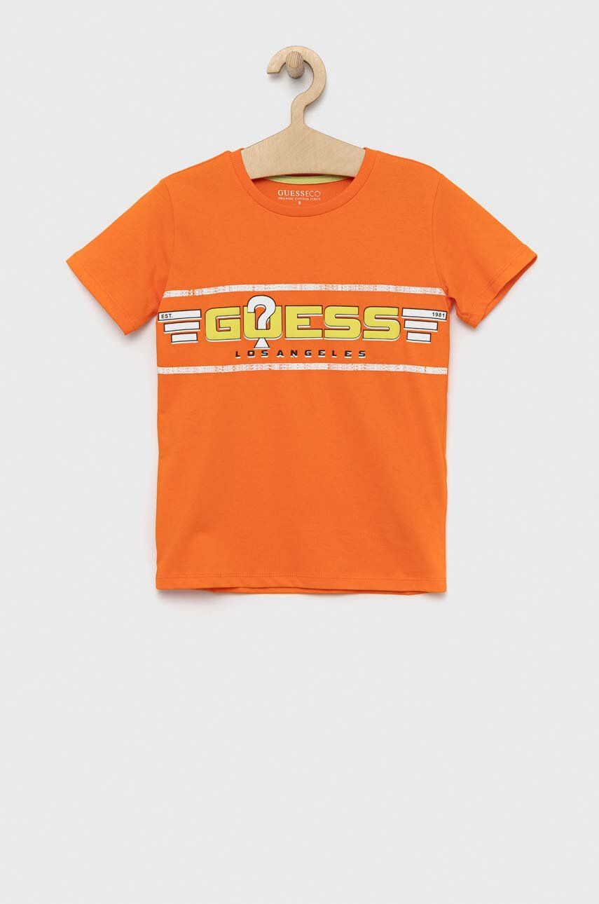 Levně Dětské bavlněné tričko Guess oranžová barva, s potiskem