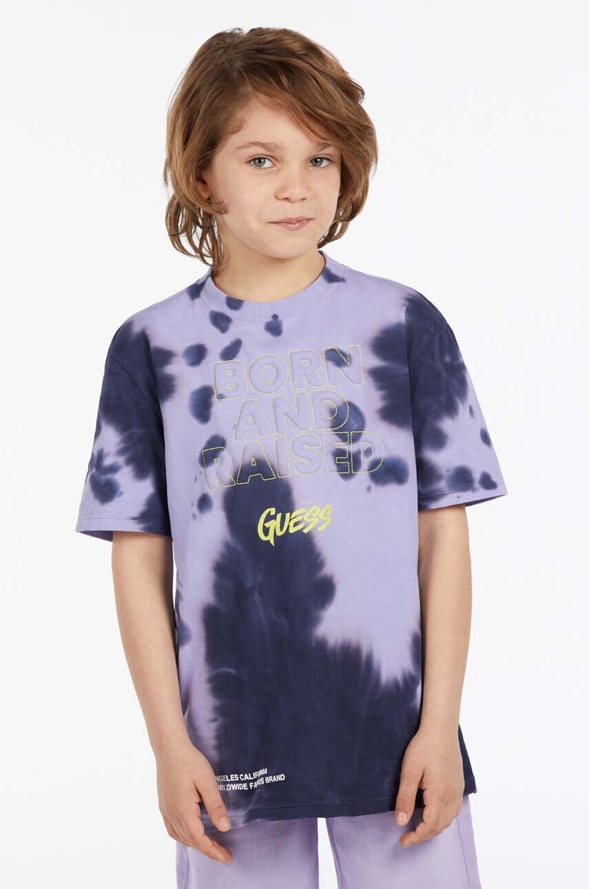 

Детская хлопковая футболка Guess цвет фиолетовый узорная