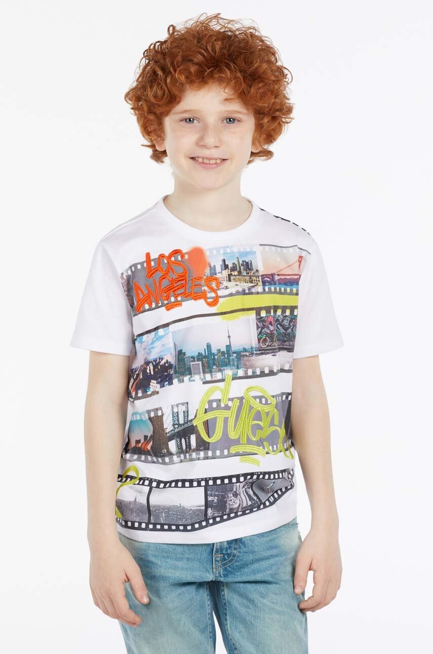 

Детска памучна тениска Guess в бяло с десен, Бял