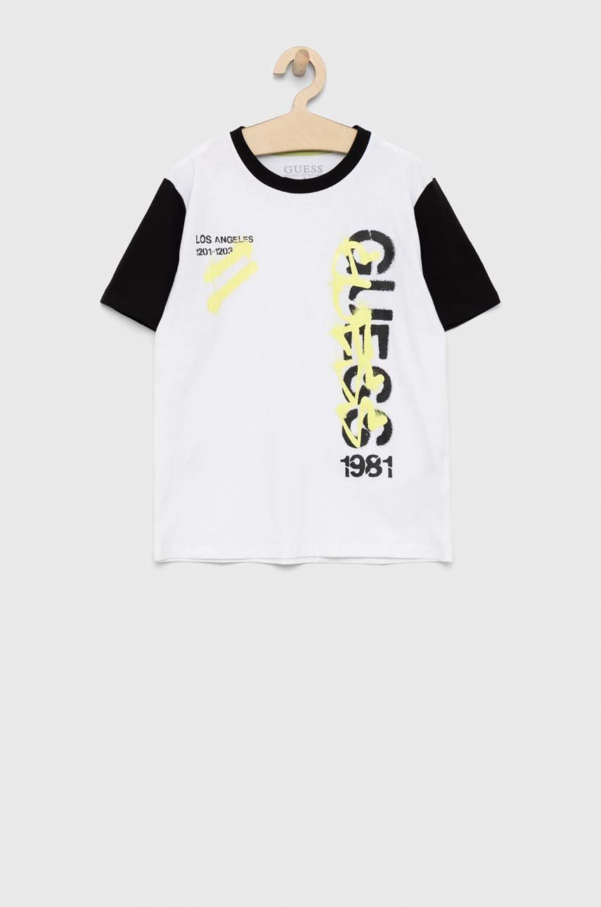 

Детская хлопковая футболка Guess цвет белый узорная