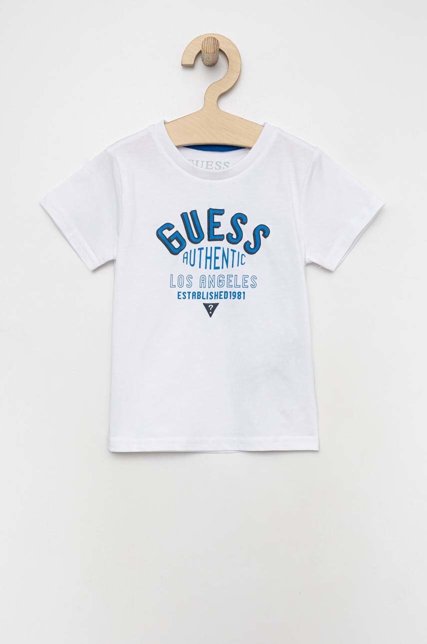 

Детская хлопковая футболка Guess цвет белый с принтом