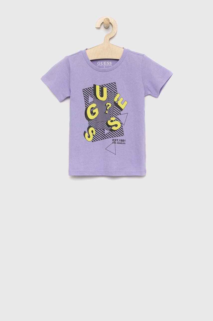 Levně Dětské bavlněné tričko Guess fialová barva