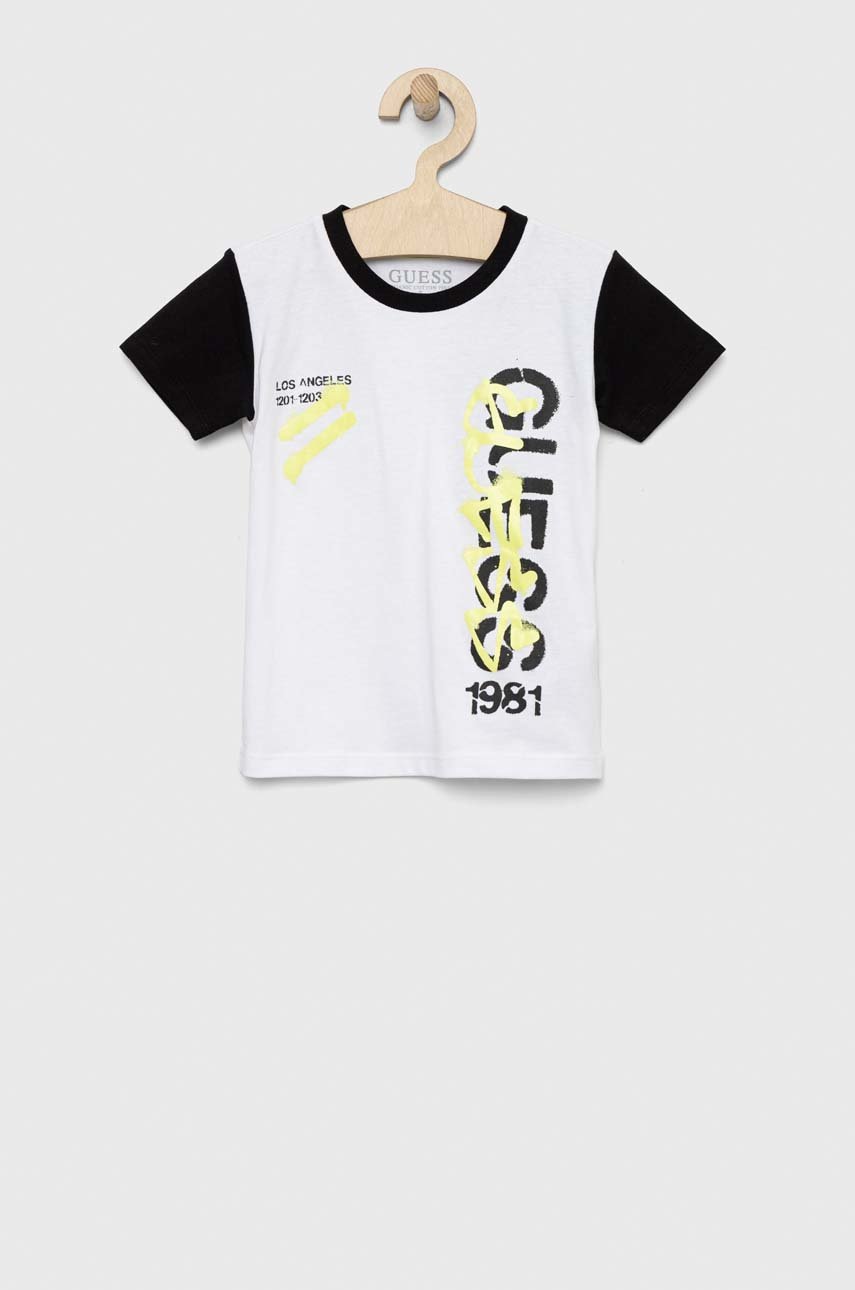 

Детская хлопковая футболка Guess цвет белый узорная