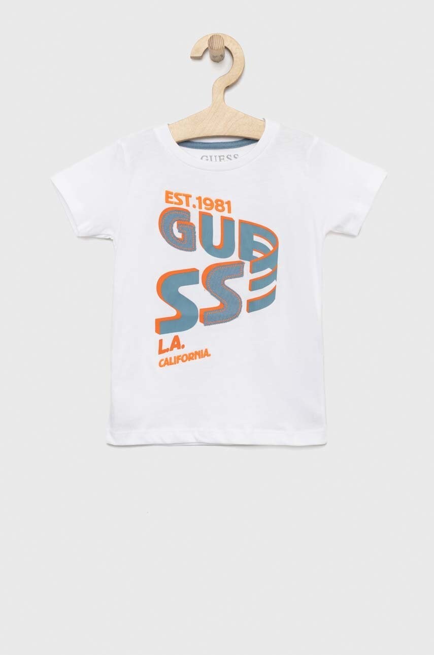 

Детская хлопковая футболка Guess цвет белый с принтом