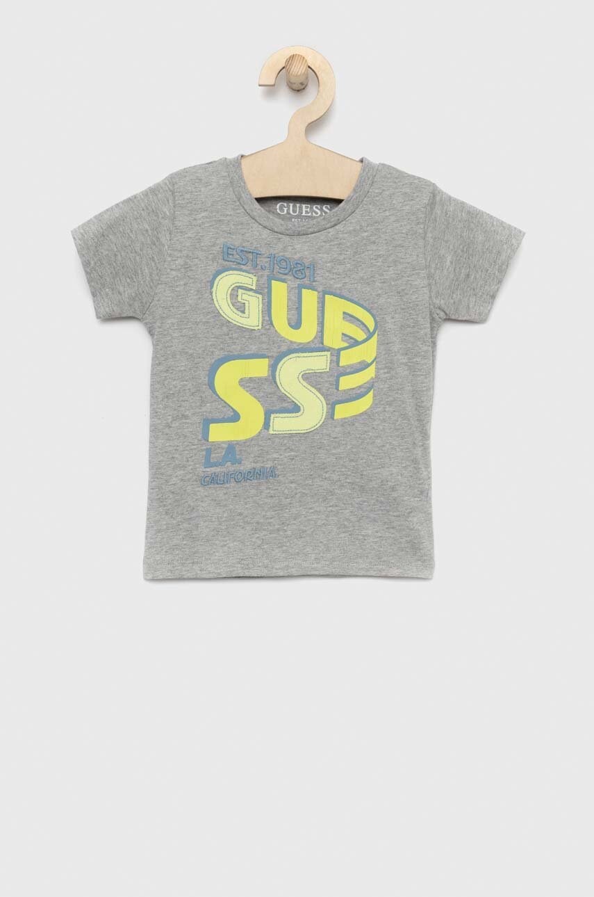 

Детская хлопковая футболка Guess цвет серый с принтом