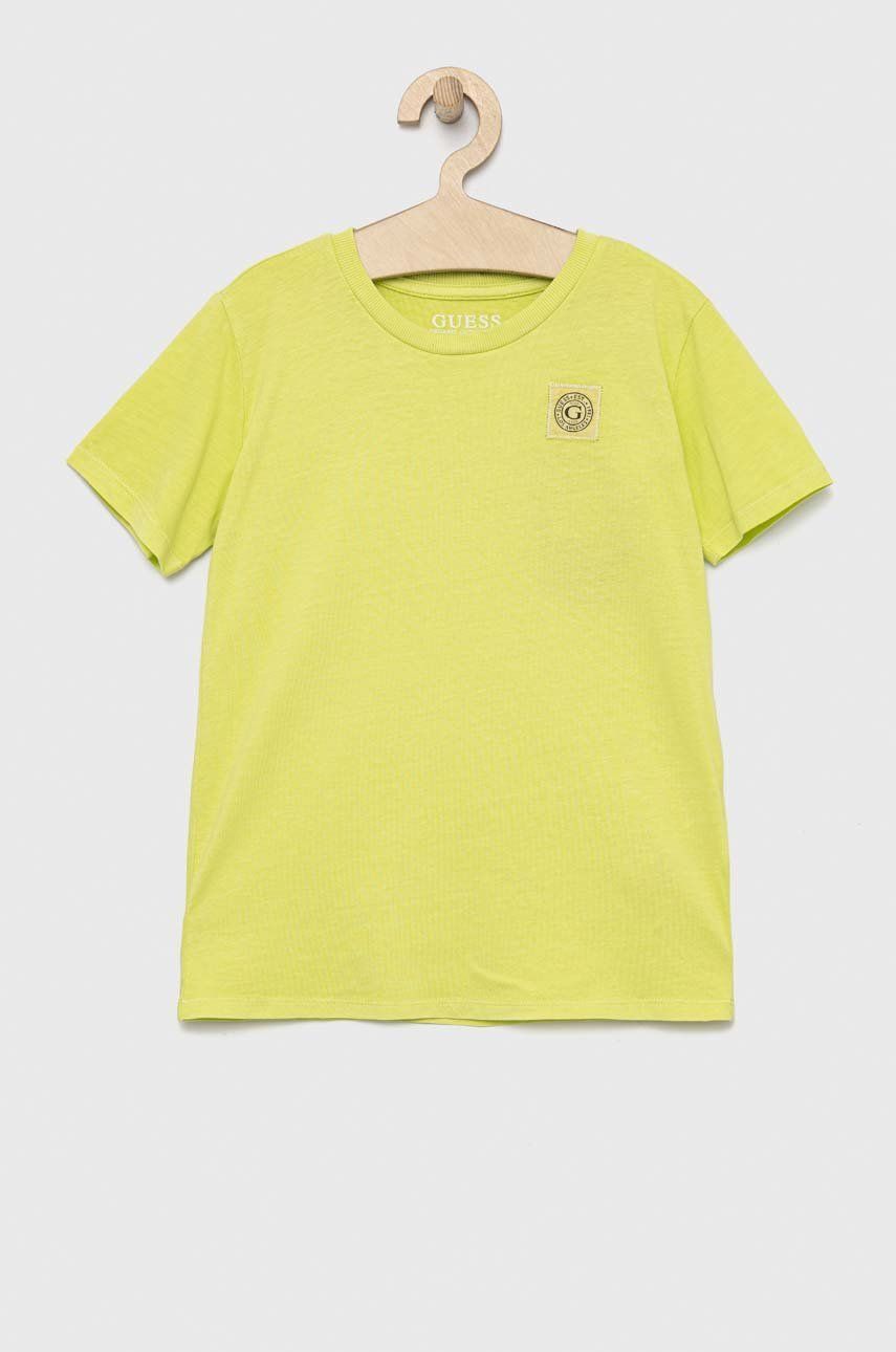 Levně Oboustranné bavlněné tričko Guess zelená barva