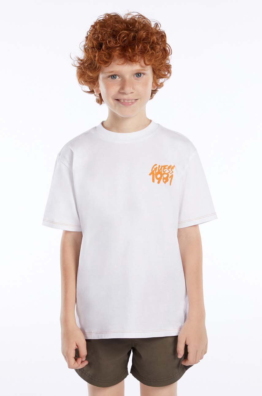 Levně Dětské bavlněné tričko Guess bílá barva, s potiskem