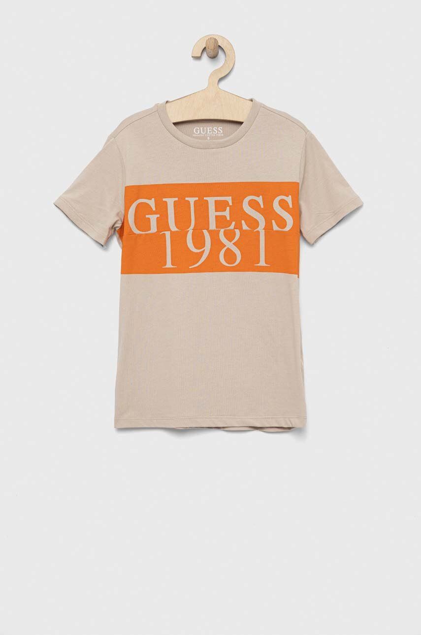 Levně Dětské bavlněné tričko Guess béžová barva, s potiskem