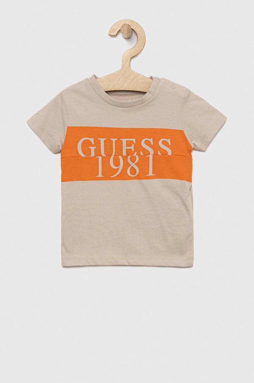 

Детска памучна тениска Guess в бежово с принт, Бежов