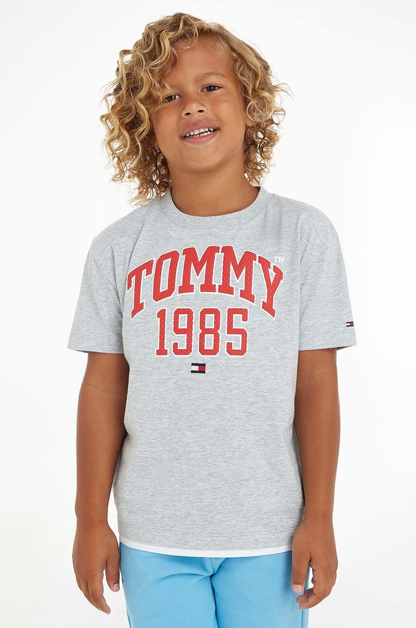 

Детска памучна тениска Tommy Hilfiger в сиво с принт, Сив