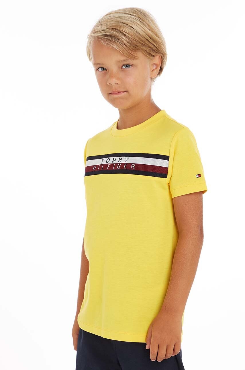 

Детска памучна тениска Tommy Hilfiger в жълто с апликация, Жълт
