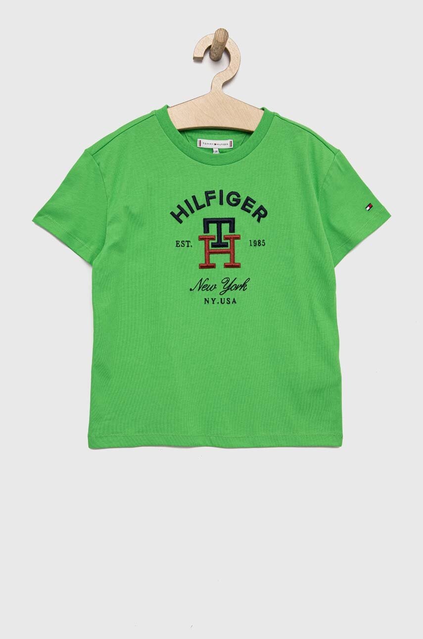 

Дитяча бавовняна футболка Tommy Hilfiger колір зелений з аплікацією