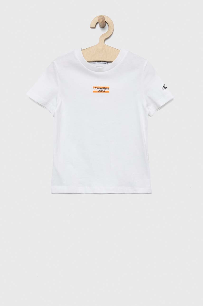 

Детска памучна тениска Calvin Klein Jeans в бяло с принт, Бял