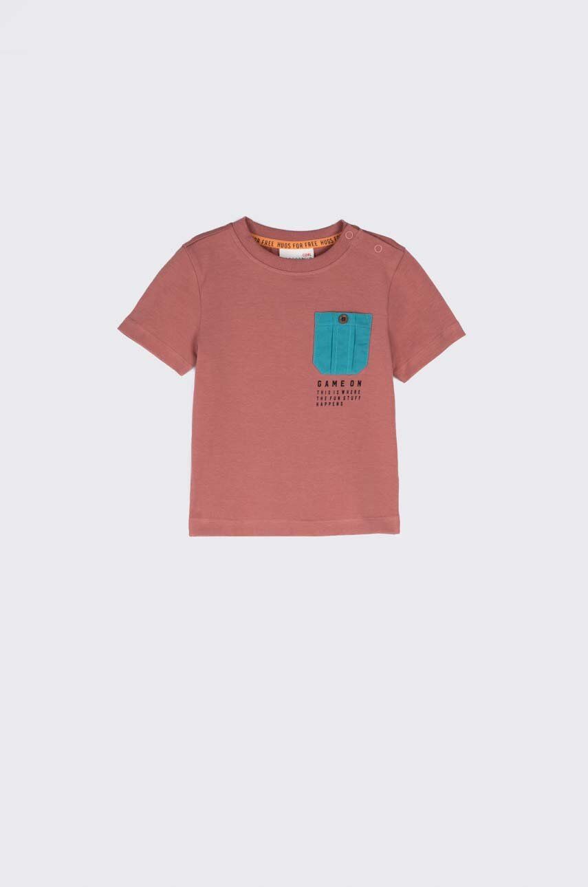 Levně Dětské bavlněné tričko Coccodrillo vínová barva, s potiskem