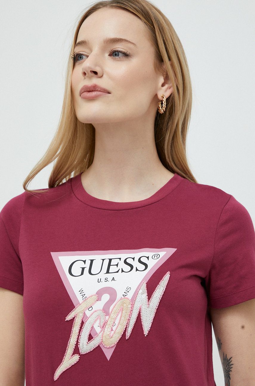 Levně Bavlněné tričko Guess vínová barva
