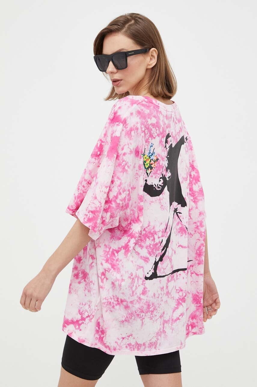 

Бавовняна футболка Guess x Banksy колір рожевий