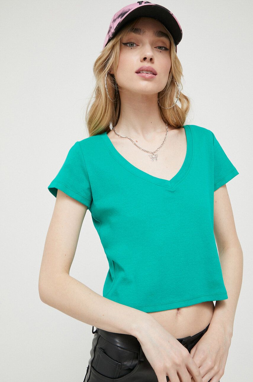 Levně Bavlněné tričko Hollister Co. zelená barva