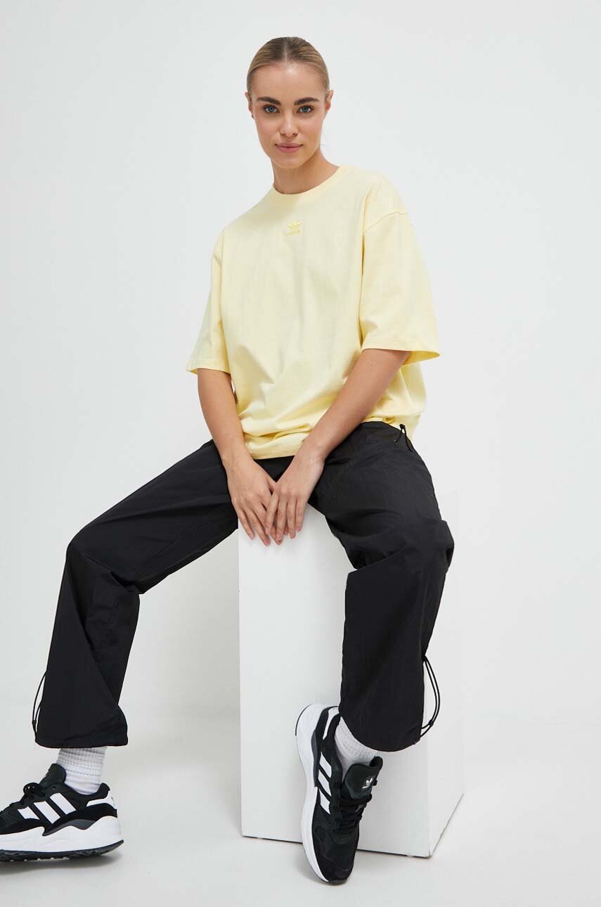

Хлопковая футболка adidas Originals цвет жёлтый