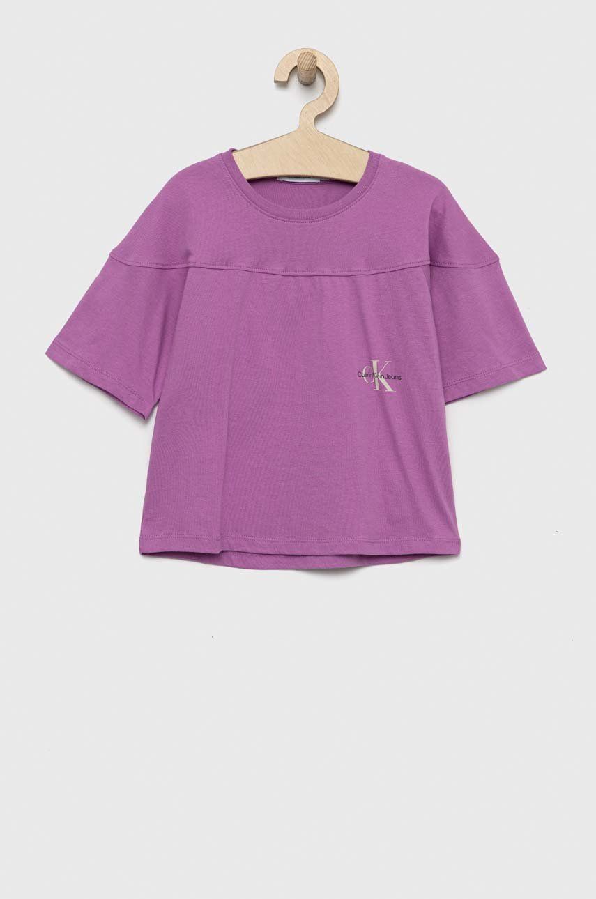 Levně Dětské bavlněné tričko Calvin Klein Jeans fialová barva