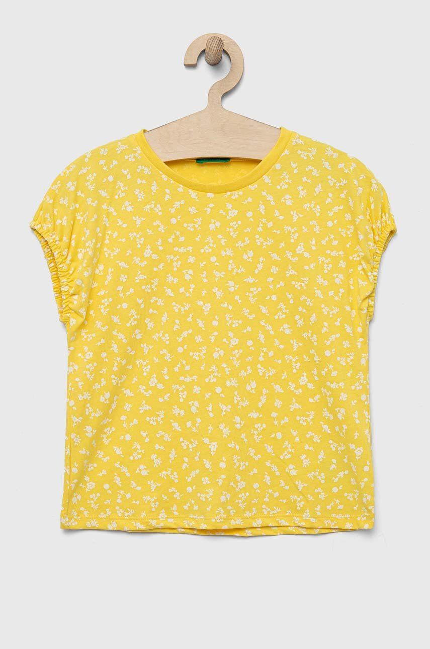 Levně Dětské bavlněné tričko United Colors of Benetton žlutá barva