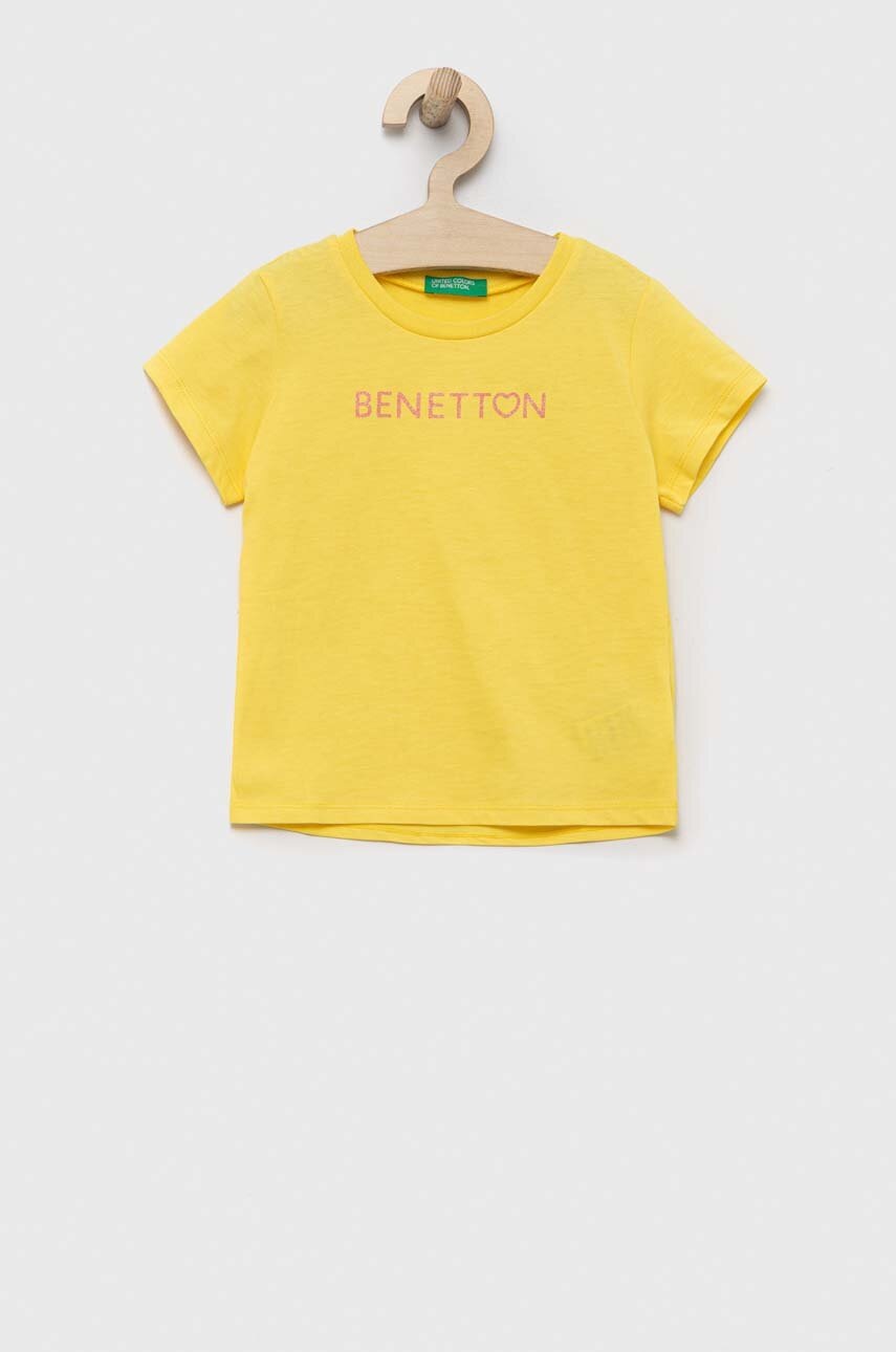

Детска памучна тениска United Colors of Benetton в жълто с принт, Жълт
