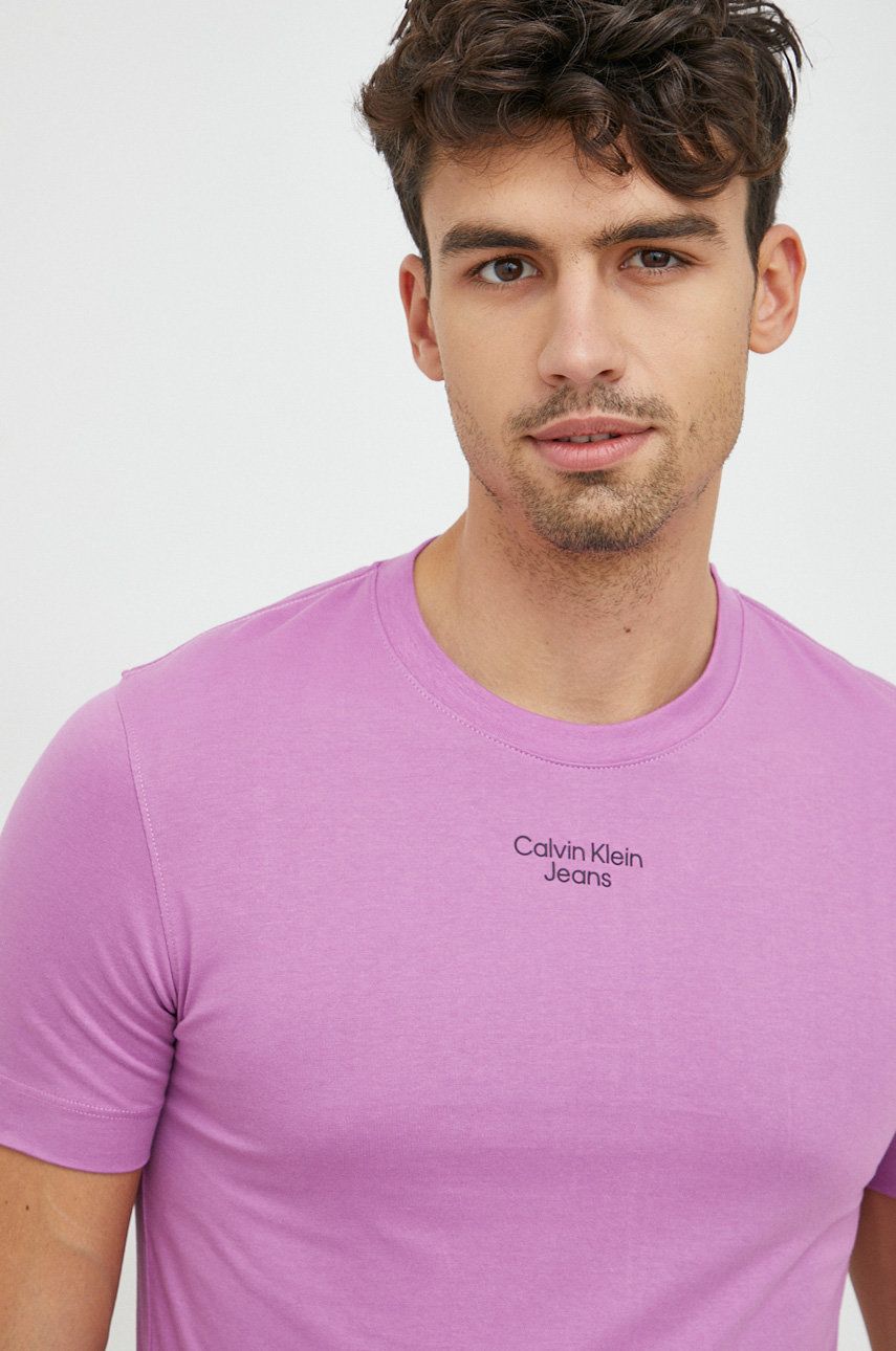 Bavlněné tričko Calvin Klein Jeans fialová barva, s potiskem - fialová -  100% Bavlna