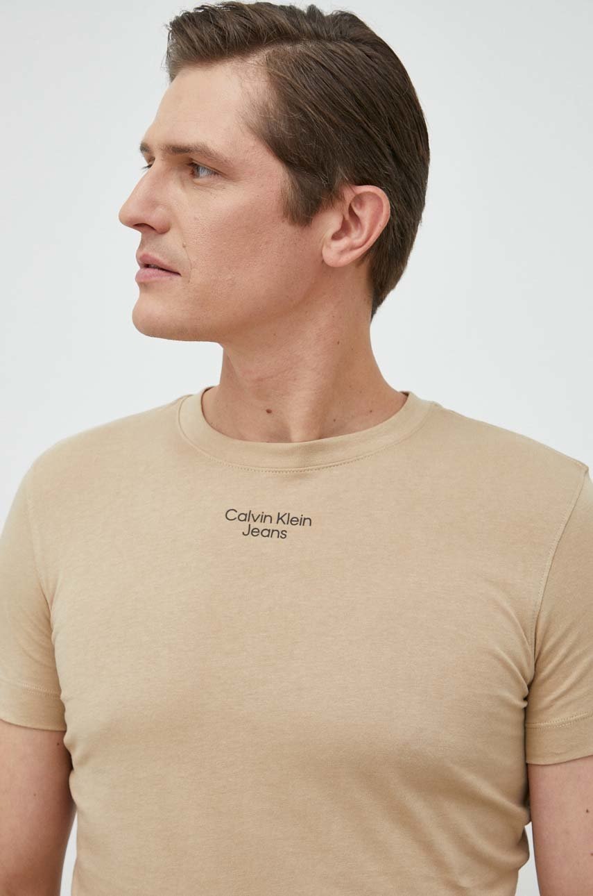 

Памучна тениска Calvin Klein Jeans в бежово с принт, Бежов