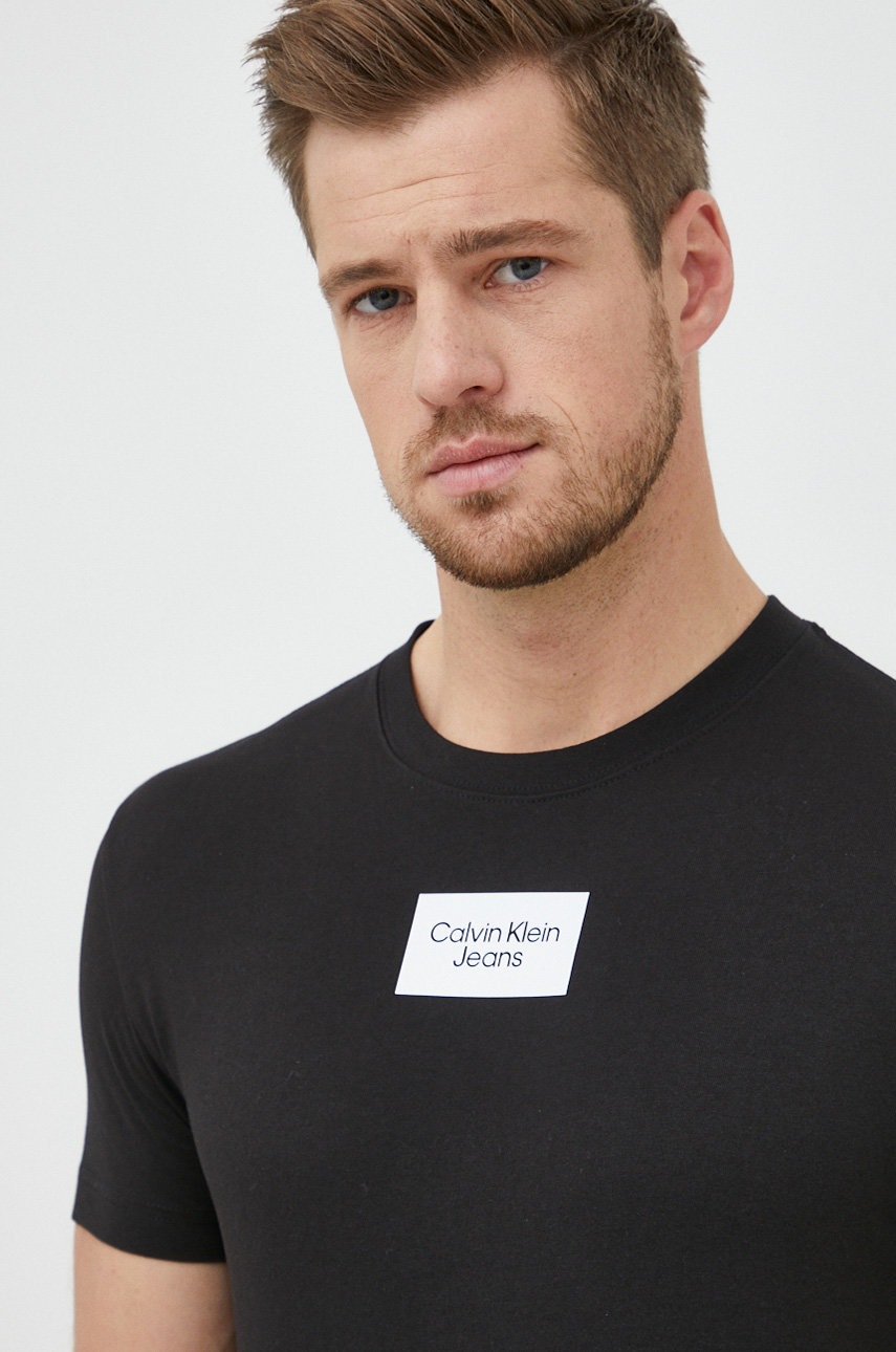 

Памучна тениска Calvin Klein Jeans в черно с принт, Черен