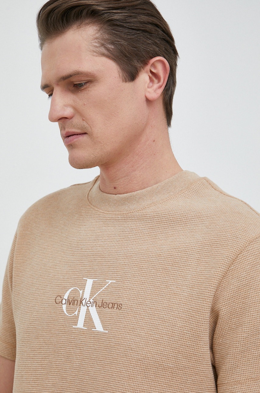 

Памучна тениска Calvin Klein Jeans в бежово с десен, Бежов