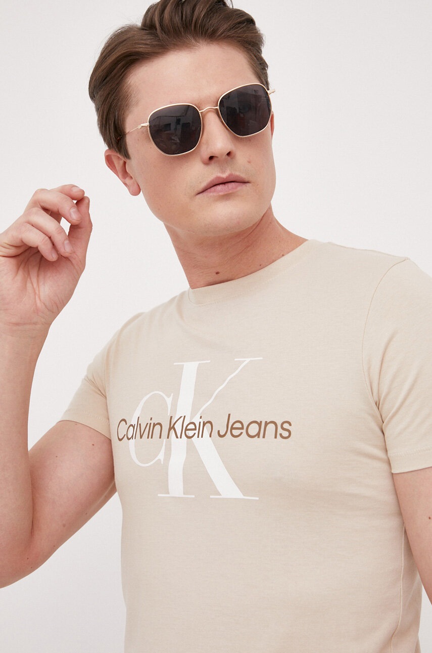 

Памучна тениска Calvin Klein Jeans в бежово с принт, Бежов