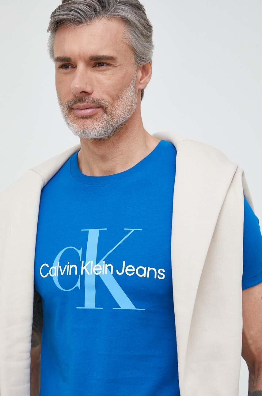 

Памучна тениска Calvin Klein Jeans В синьо с принт, Син
