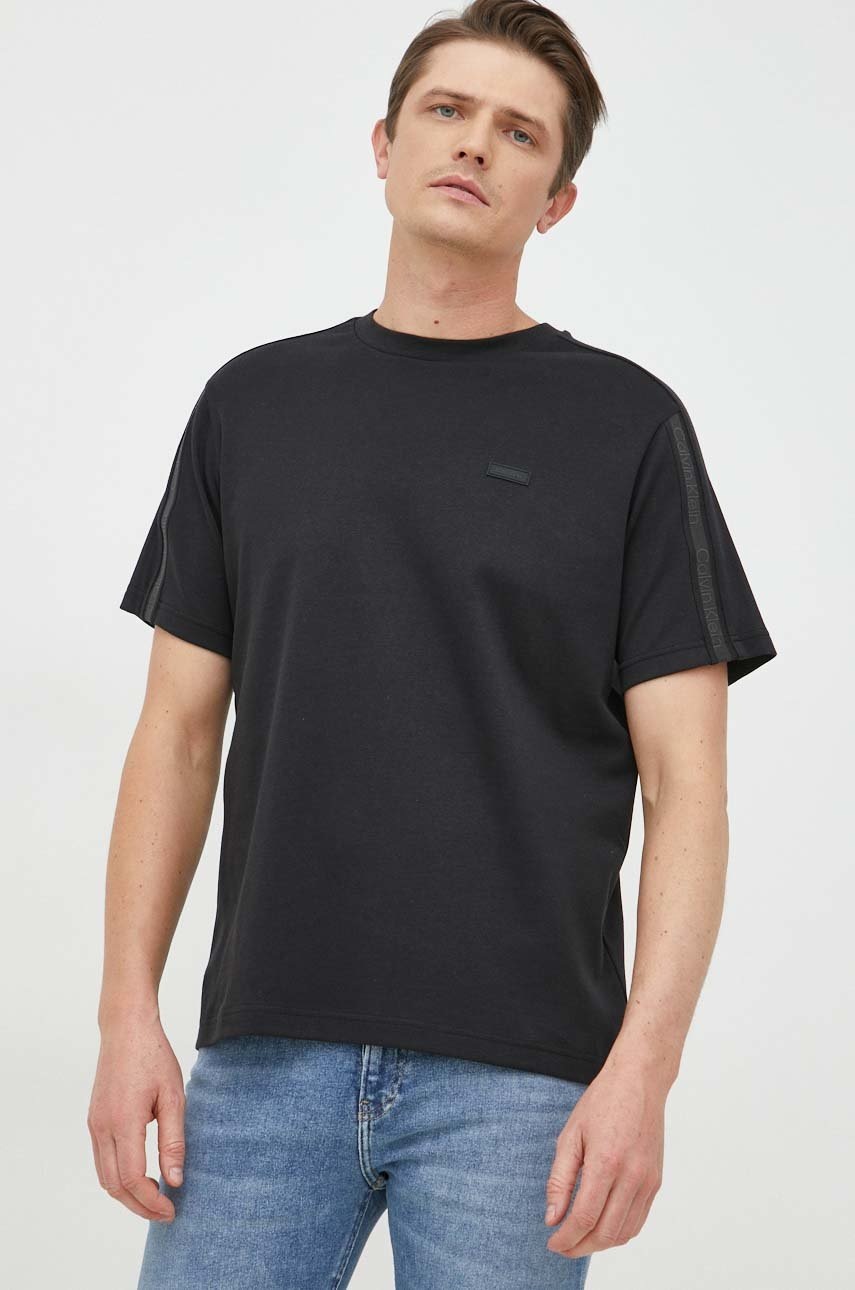 

Памучна тениска Calvin Klein в черно с апликация, Черен