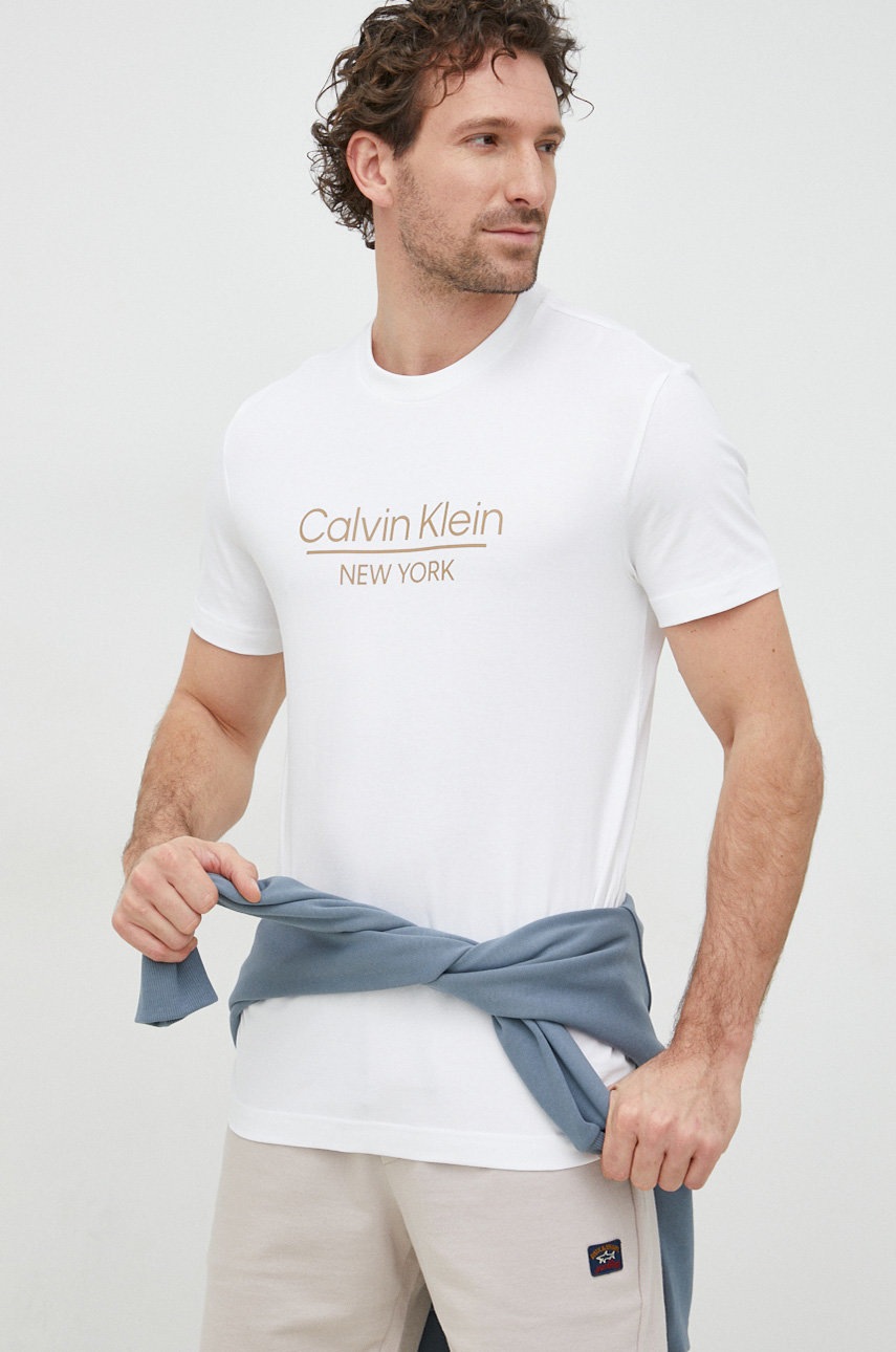 

Памучна тениска Calvin Klein в бяло с принт, Бял