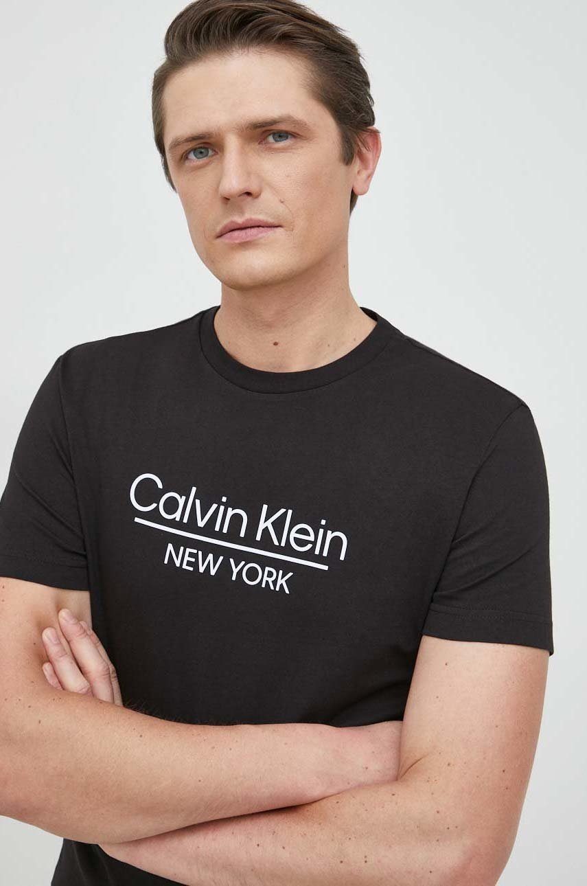 

Памучна тениска Calvin Klein в черно с принт, Черен