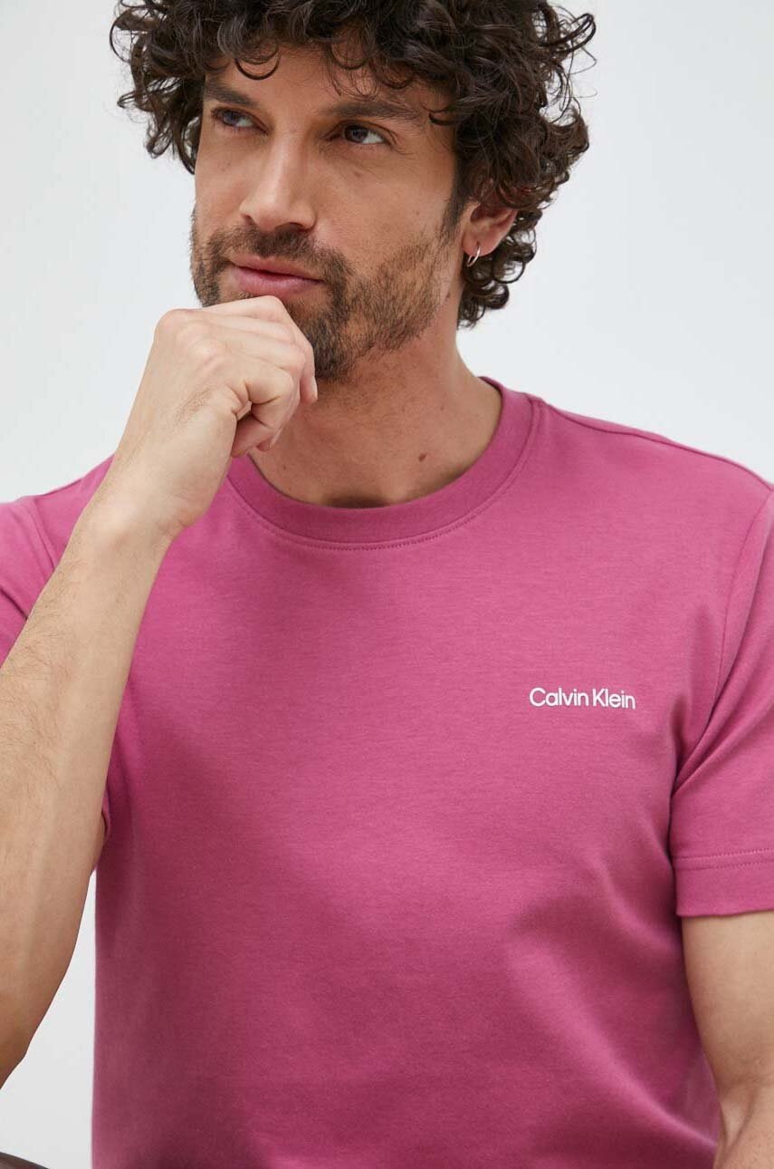 

Памучна тениска Calvin Klein в лилаво с изчистен дизайн, Виолетов