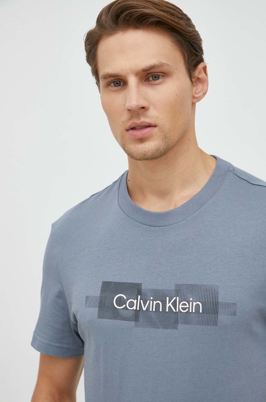 

Памучна тениска Calvin Klein с принт, Син