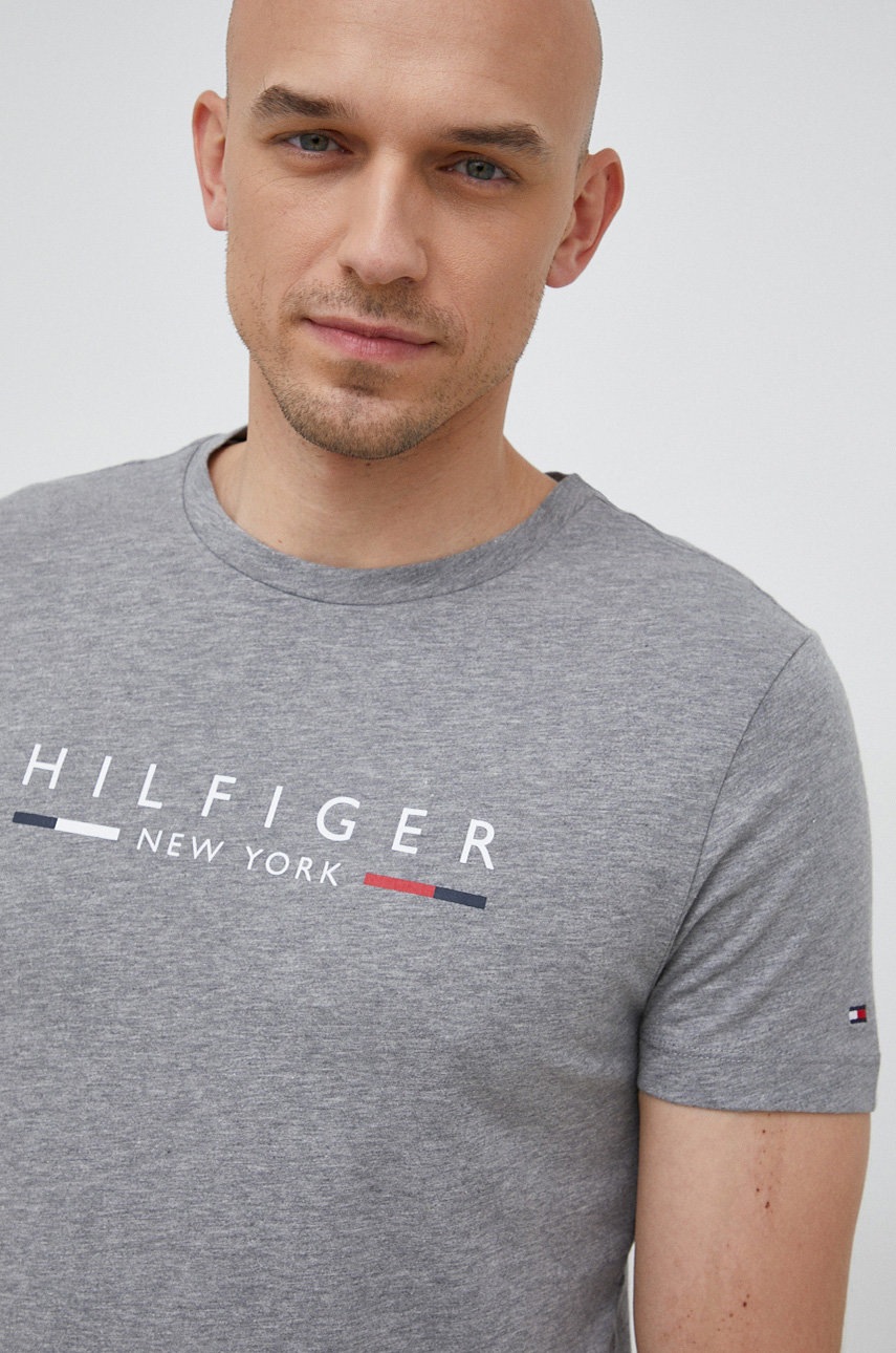

Памучна тениска Tommy Hilfiger в сиво с принт, Сив